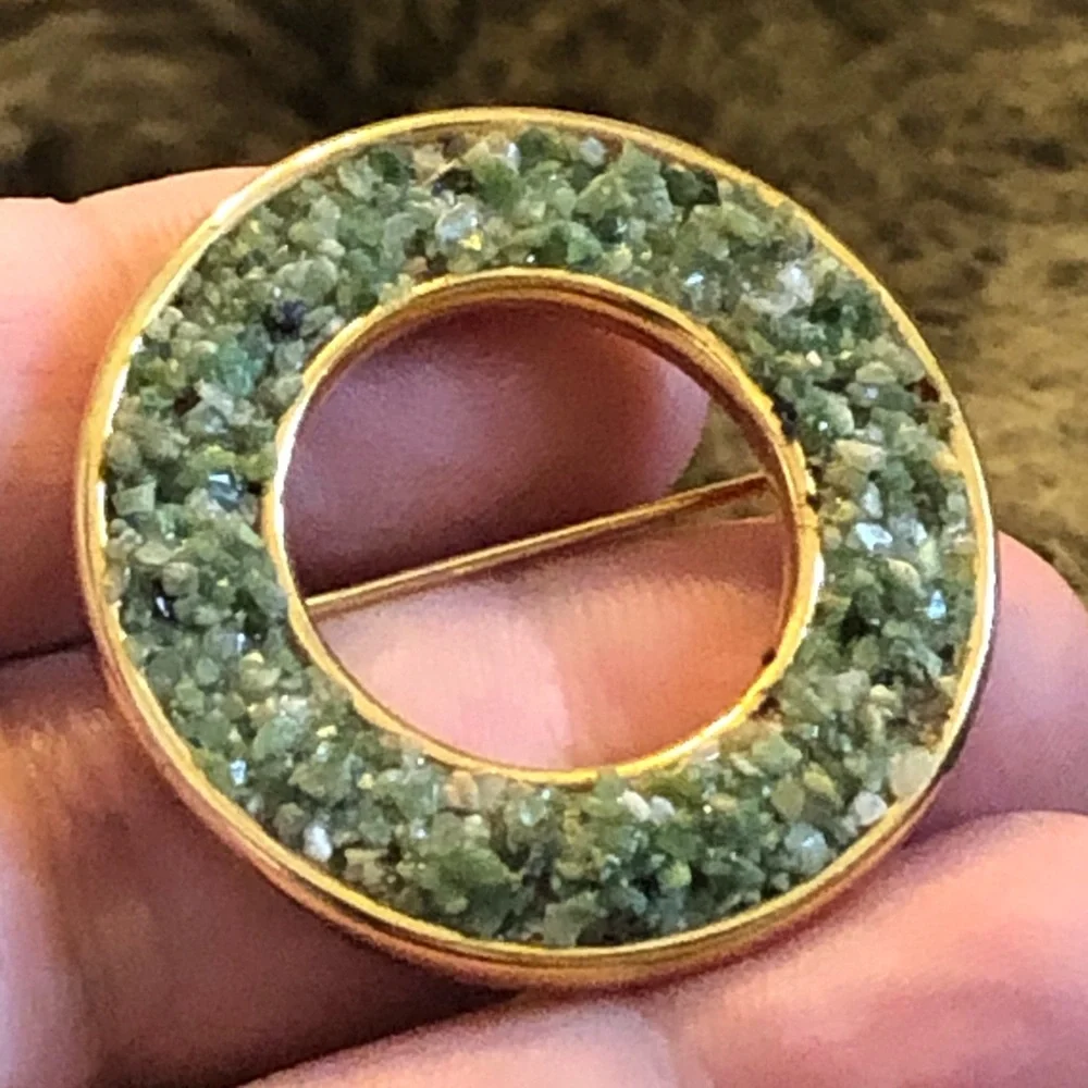 Vintage greenstone chip gold plated wreath brooch